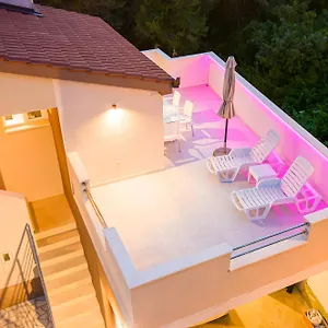 Bruno's Poolside Retreat Apartment